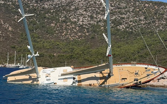 Bodrum'da 36 metrelik gulet kayalıklara vurup yan yattı, 11 kişi kurtarıldı