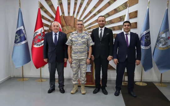 Kütahya belediye başkan yardımcıları Tuğgeneral Baş'ı ziyaret etti