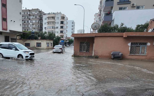 Mersin'de sağanak etkili oldu, Kızkalesi'ne sel suyu geldi