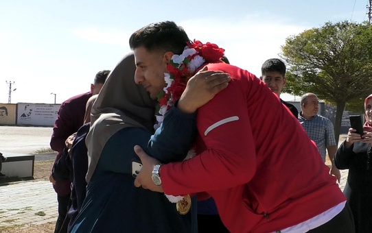 Muay Thai dünya şampiyonu Furkan Bilici, Erciş'te davul-zurna eşliğinde karşılandı