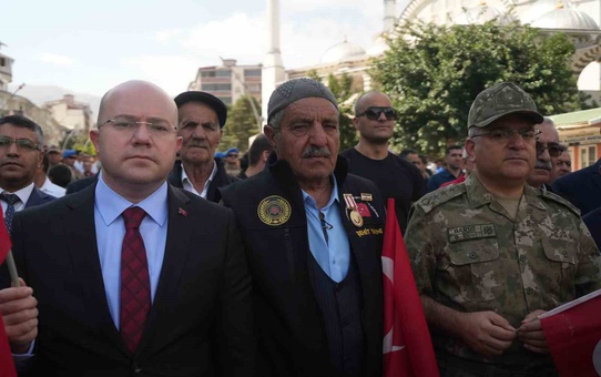 Muş'ta Gaziler Günü yürüyüşünde uzun Türk bayrağı açıldı