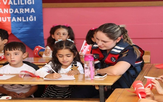 Muş'ta jandarma ekipleri öğrecilerle bir araya geldi