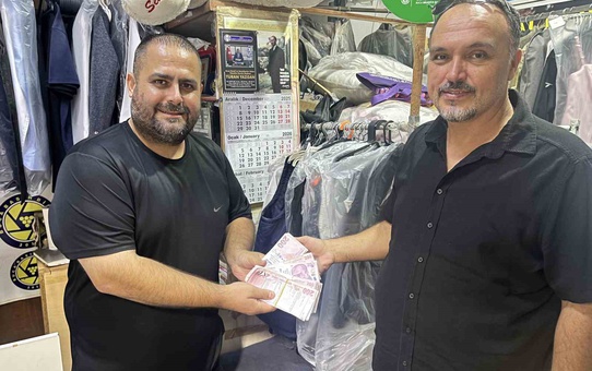 Buca'da yanlış gönderilen 83 bin lira sahibini buldu, esnaf rahat uyuyacak