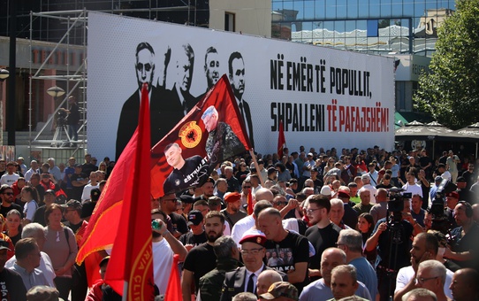 Priştine'de UÇK komutanlarının mahkumiyetini protesto eden gösteri olaysız sona erdi