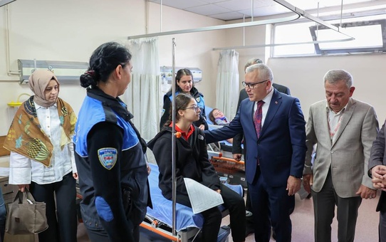 Sivas'ta öğrenci servisi ile polis aracı çarpıştı, 13 öğrenci ve 3 polis yaralandı