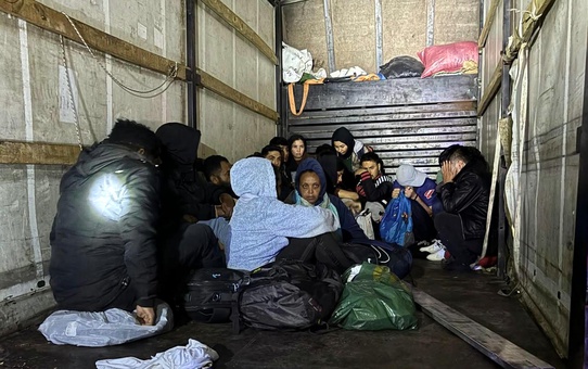 Marmaraereğlisi'nde jandarma takibi: Kamyonette 3'ü kadın 19 kaçak göçmen bulundu