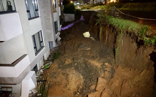 Trabzon'da akşam yağışı ulaşımı aksattı, Ortahisar'da su birikintileri oluştu