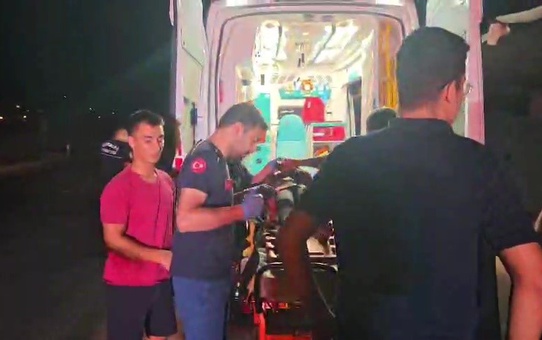 Antalya Manavgat'ta minibüs yağmur suyu kanalına düştü, Alman yolcu yaralandı
