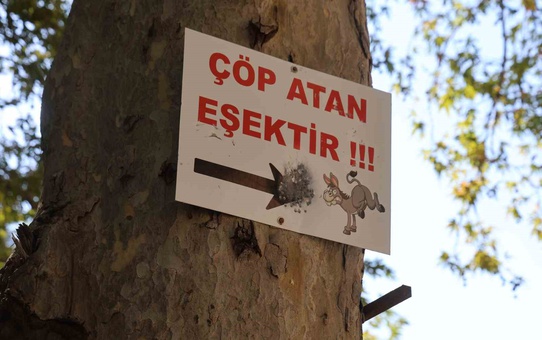 Adana Feke'de 'Çöp atan eşektir' tabelası asıldı, atılan çöpleri çocuklar topladı.