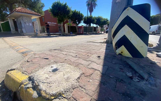 Antalya Aksu'da iki araç çarpıştı, okul bahçesine araç girdi, can kaybı olmadı
