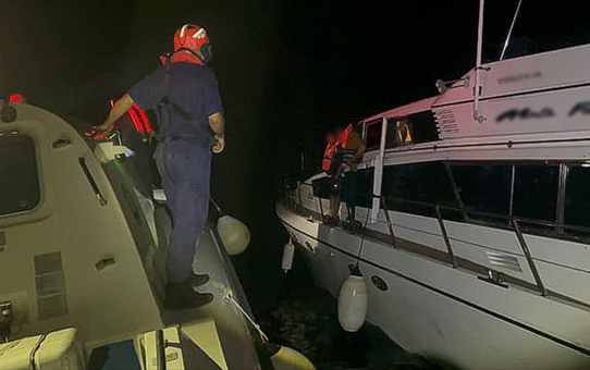 Antalya Kemer açıklarında su alan teknedeki 4 kişi Sahil Güvenlik botuyla kurtarıldı
