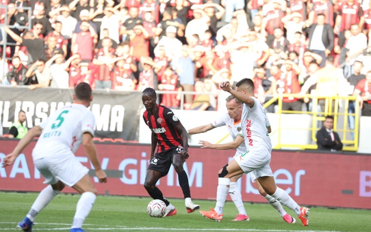 Süper Lig'de Corendon Alanyaspor, deplasmanda Arca Çorum FK'yı 2-1 mağlup etti