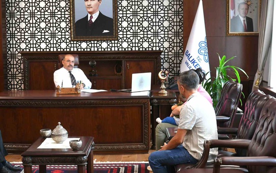 Balıkesir Valisi Ustaoğlu, Valilikte vatandaşları tek tek dinledi