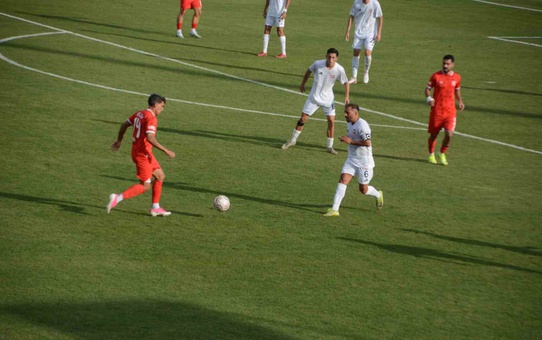 Balıkesirspor, Uşakspor'u Aliağa'da 4-1 yendi, Balıkesirsporlu Emre Gemici iki gol attı