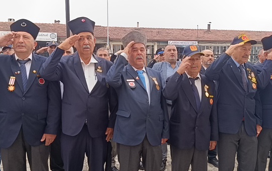 Bilecik Pazaryeri'de 19 Eylül Gaziler Günü Hükümet Konağı önünde kutlandı