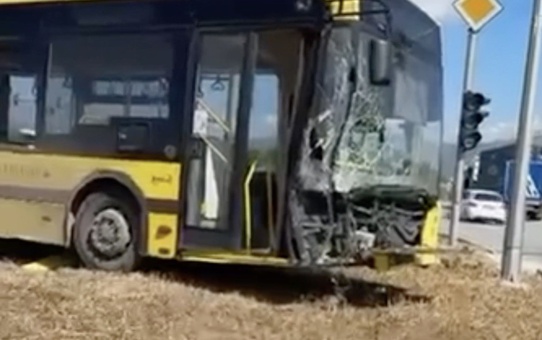 Bursa Gemlik'te belediye otobüsü trafoya çarptı, yaralanan olmadı