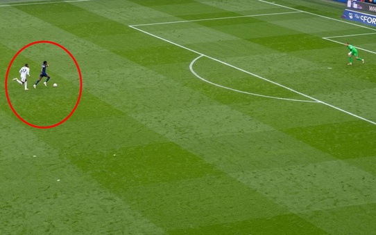 Derbide inanılmaz an! 90. dakikada gol yememek için yaptığı şeye beğeni yağıyor