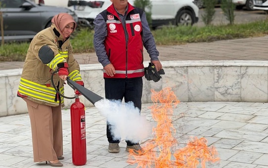 Düzce'de kurum personeli, yangın söndürme tüpüyle uygulamalı tatbikat yaptı