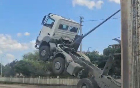 Erzurum Aşkale'de levhaya çarpan kamyonun damperi açıldı, ön kısmı havaya kalktı