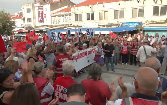 Foça'da Saniye Fıçı'nın AK Parti'ye geçişi kırmızı kartla protesto edildi