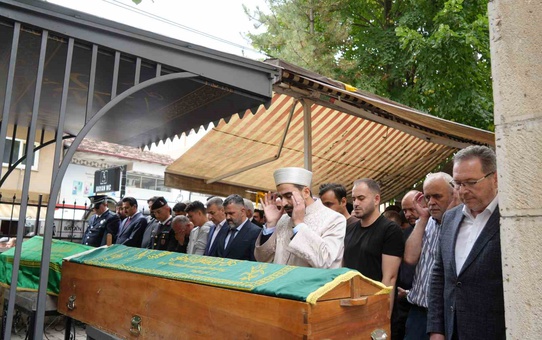 Hayrabolu'da silahlı saldırıda ölen kuyumcu toptancısı Kastamonu Araç'ta defnedildi