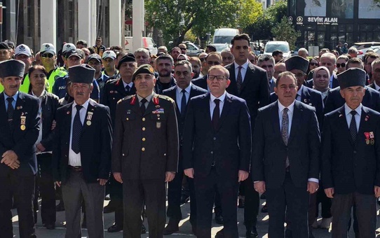 Kars'ta Gaziler Günü töreni Atatürk Anıtı'nda yapıldı, Vali Polat gazileri kutladı