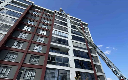 İntihar için çatıya çıktı, polis ikna etmeye çalışırken sızdı kaldı