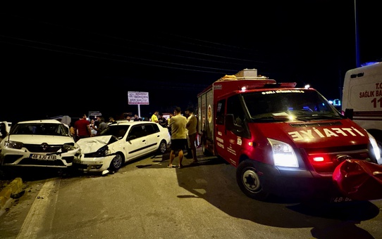 Muğla Fethiye'de kavşakta çarpışan iki otomobilde 2'si çocuk 4 kişi yaralandı.