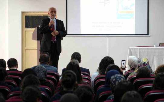 Muğla Kız Anadolu İmam Hatip Lisesi'nde öğrenciler Mustafa Turan'ı dinledi
