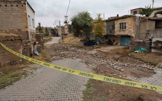 Nevşehir Ürgüp Karakaya'da sel sularına kapılan araçtakiler cam kırılarak kurtarıldı