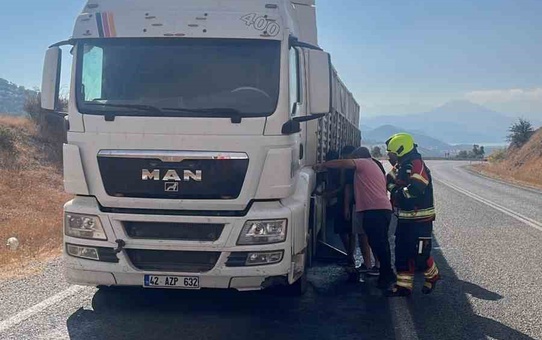 Balıkesir Sındırgı'da seyir halindeki araçtaki yangına vatandaşlar ilk müdahale etti