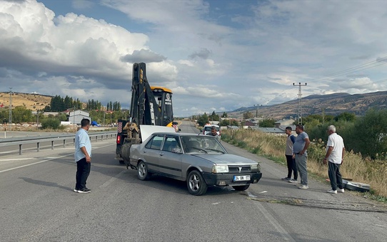Sivas Akıncılar'da D-100'de devrilen otomobilde 66 yaşındaki sürücü yaralandı