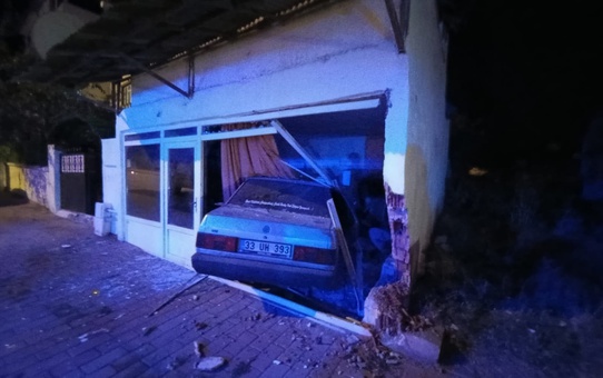 Sivas Suşehri'de otomobil çöp konteynerine ve garaj duvarına çarptı, 2 kişi yaralandı