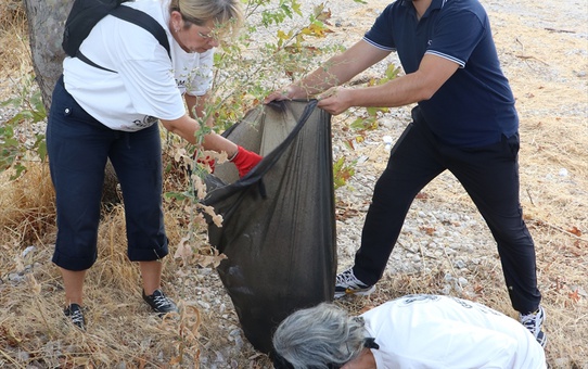 Çanakkale'de 40'a yakın gönüllü, sokak ve sahillerde çöp topluyor