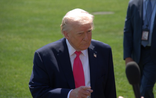 Trump, CNN, MSNOW ve Politico'nun Beyaz Saray'a erişimini yalan haber nedeniyle kesti