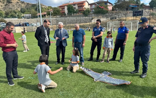 Uğurludağ'da öğrenciler uçurtmaları Gazze'deki çocuklara ithafen gökyüzüne bıraktı