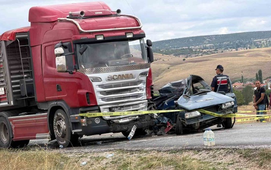 Yozgat Kadışehri'de otomobil ile tır çarpıştı, 1 kişi öldü, 2 kişi yaralandı