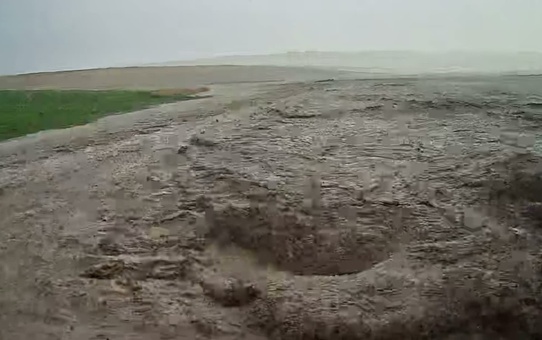Yozgat Şefaatli'de selde beton tankeri şarampole devrildi, köylüler yardım bekliyor