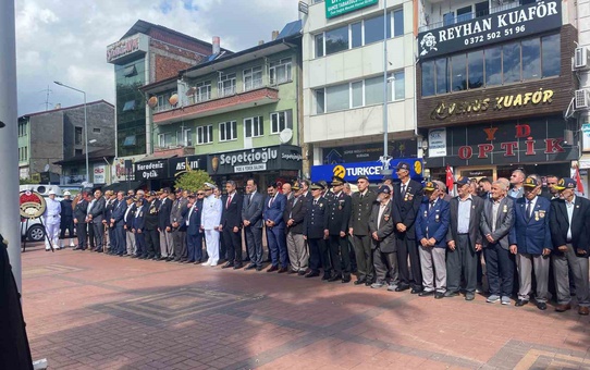 Zonguldak Çaycuma'da 19 Eylül Gaziler Günü için Atatürk Anıtı önünde tören yapıldı