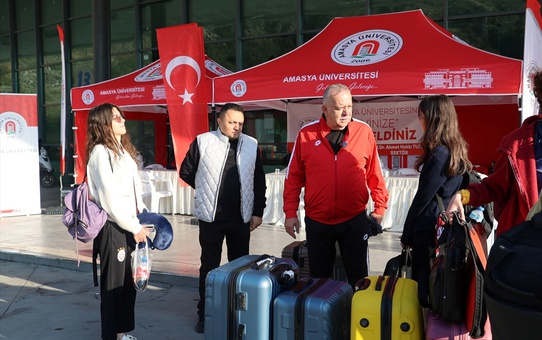 Amasya Üniversitesi, kente gelen öğrenciler için otogarda karşılama düzenledi
