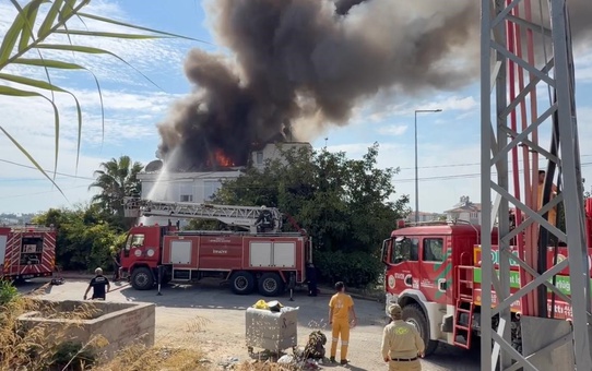 Antalya Manavgat'ta 4 katlı binanın çatı yangını diğer katlara sıçramadan söndürüldü
