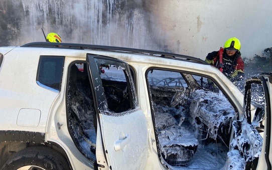 Balıkesir Edremit'te yangın otomobile sıçradı, araç kullanılamaz hale geldi
