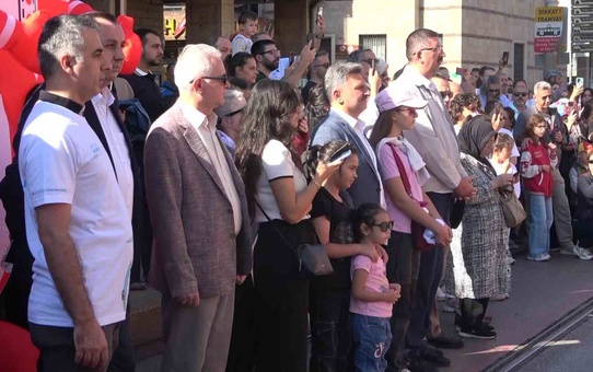 Bursa'da mehter gösterisiyle başlayan etkinlikte vatandaşlar kapalı caddede yürüdü