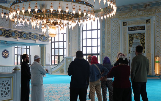Fransa Roubaix'de Eyüp Sultan Camisi, Açık Kapı Günleri'nde ziyaretçilerini ağırlıyor