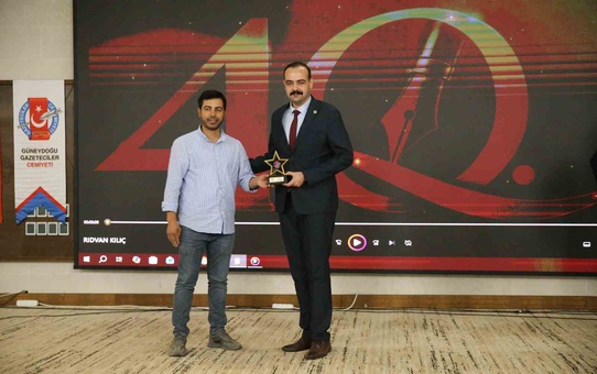 İHA muhabiri Rıdvan Kılıç, GGC yarışmasında TV Haber dalında birincilik ödülünü aldı