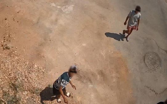 Kepez'de foto kapana 4 kişiden biri sopayla saldırdı, o anlar görüntülendi