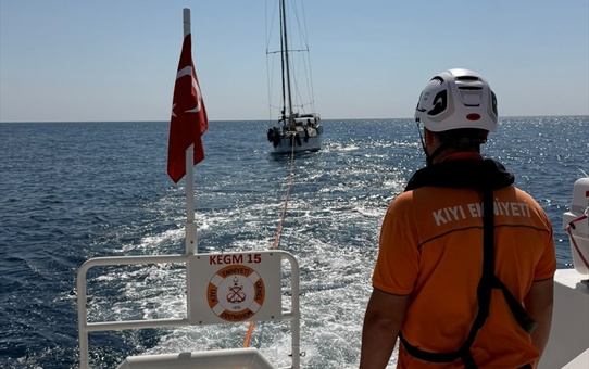 Kıyı Emniyeti, makine arızasıyla sürüklenen teknedeki 4 kişiyi Fethiye'de kurtardı