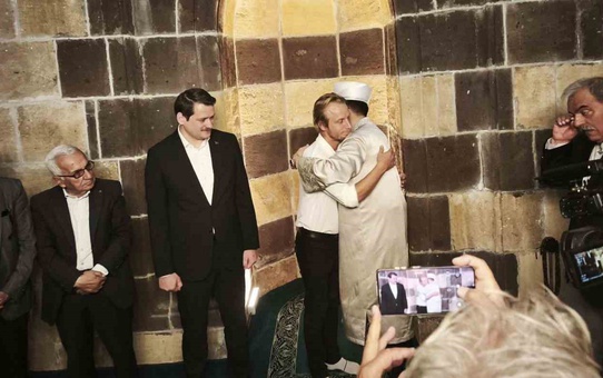 Van Gevaş'ta ihtida töreninde Letonyalı Mozajevs Müslüman olup Veysel adını aldı