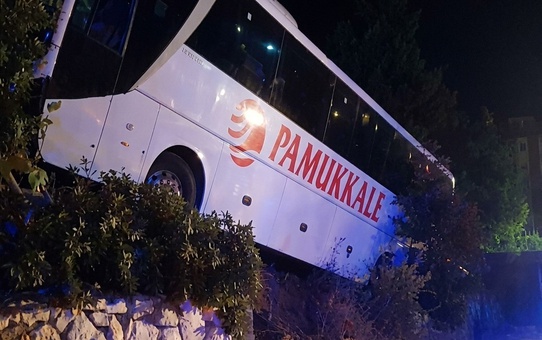Pamukkale Turizm otobüsü Manisa Kırkağaç'ta yoldan çıktı, 18 kişi yaralandı