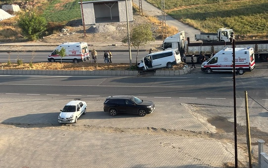 Muş Hasköy'de tır panelvanla çarpıştı, kazada 3 kişi yaralanarak hastaneye kaldırıldı